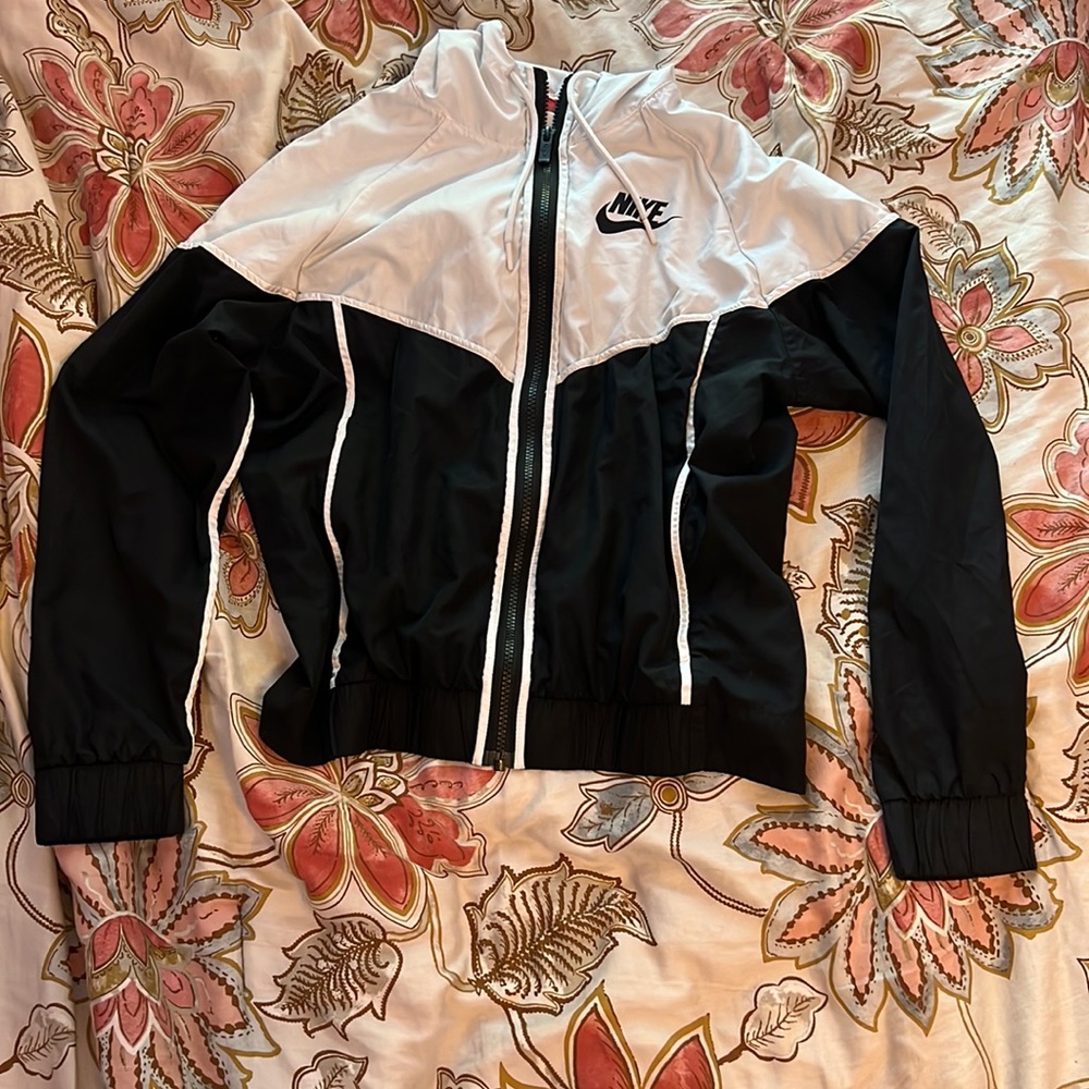M Nike Women’s Sportswear Windrunner Jacket